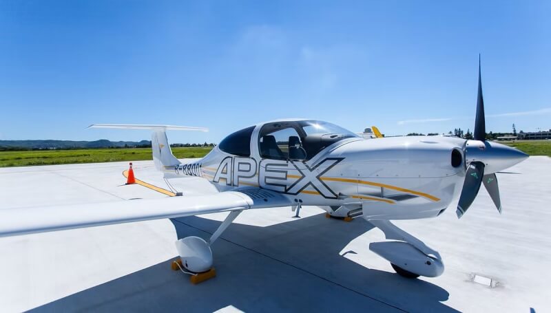 圖為安捷航空Diamond DA-40 NG型機，非當事機。（圖取自安捷航空網頁apexflightacademy.com）