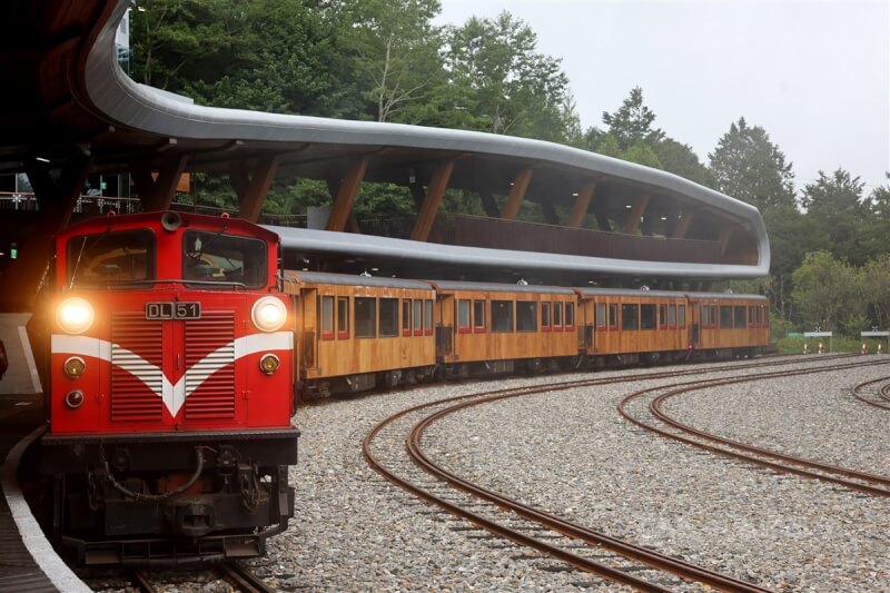 阿里山林鐵全新檜木列車「福森號」停靠在祝山車站。（中央社檔案照片）