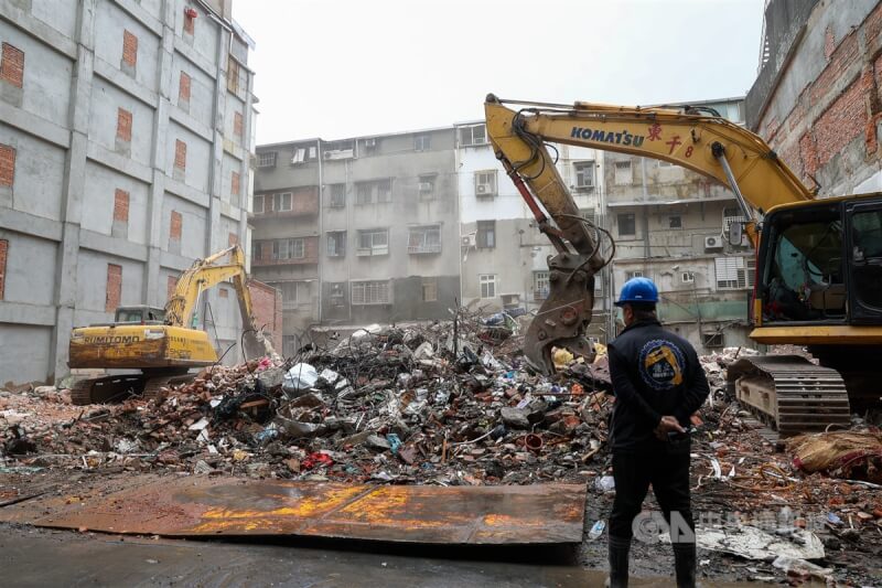 新北市三重區六張街某建案開挖地下室造成鄰宅1倒塌、1拆除。市長侯友宜8日指出，建商同意銀行信託，一定會嚴格要求說到做到，市府不但會究責，也會求償。中央社記者王騰毅攝 114年1月8日