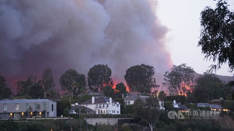 美國洛杉磯的豪宅區「太平洋斷崖」（Pacific Palisades）火災，煙霧籠罩天空。中央社記者林宏翰洛杉磯攝 114年1月8日