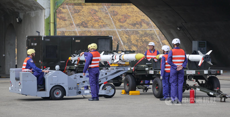 空軍第三戰術戰鬥機聯隊8日在台中清泉崗基地執行IDF經國戰機潛力裝掛作業,圖為地勤人員透過飛彈掛載車運送天劍二型主動式中程雷達導引空對空飛彈。中央社記者王飛華攝 114年1月8日
