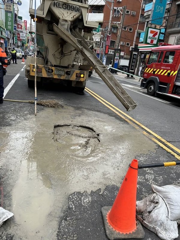 桃園市桃園區中正路8日凌晨出現坑洞，桃園市捷運工程局表示，坑洞較捷運隧道淺層，初步排除是捷運施工所致。（桃園市捷運局提供）中央社記者葉臻傳真  114年1月8日