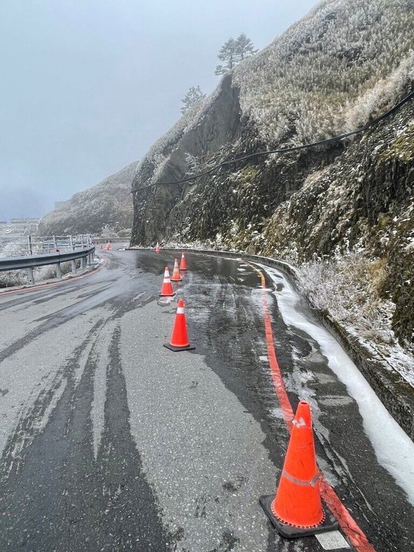 合歡山8日白天無降雪，路側局部殘冰漸融，但冷氣團將襲，公路局研判台14甲線高海拔路段，夜間有局部路面結冰機率，8日晚間至9日清晨預警封閉台14甲線18公里處翠峰至41.5公里處大禹嶺路段。（公路局提供）中央社記者蕭博陽南投縣傳真  114年1月8日