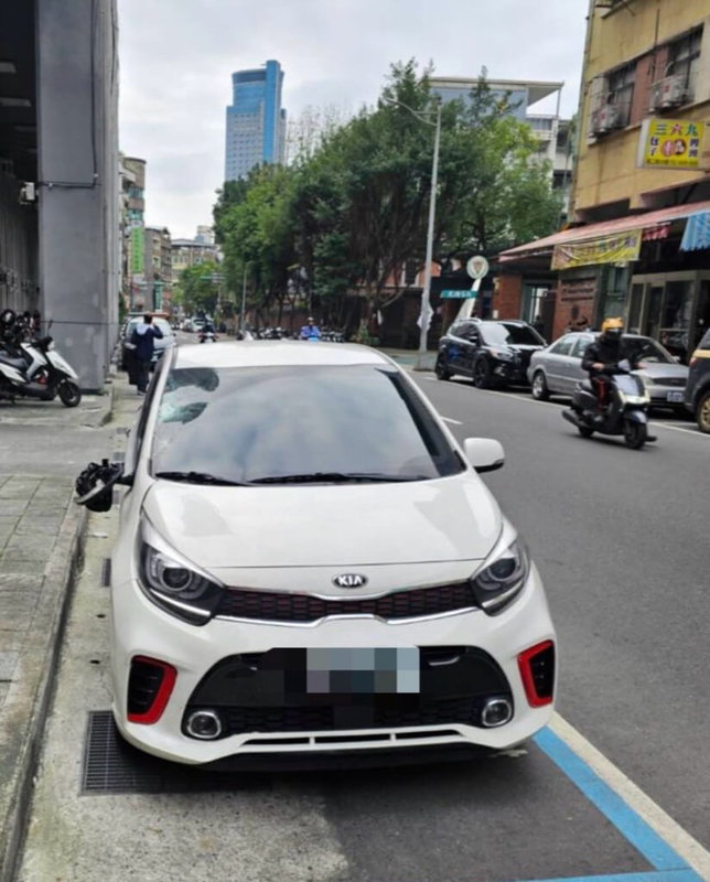 歌手邱軍涉嫌開車撞死排班計程車司機後逃逸遭羈押禁見,檢警查扣邱軍駕駛的白色轎車(圖),行車記錄器內的關鍵記憶卡卻不見蹤影,邱軍是否意圖滅證,檢警將進一步追查。(讀者提供)中央社記者王朝鈺傳真 114年1月8日