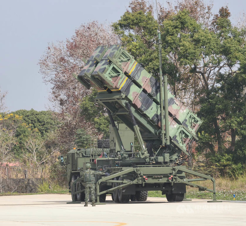 空軍8日在台中清泉崗基地對外展示愛國者防空飛彈系統，每個愛國者飛彈連有8個發射架，各4個發射架分別承載愛國者二型、三型飛彈；圖中發射架裝載為愛國者二型防空飛彈。中央社記者王飛華攝 114日1月8日