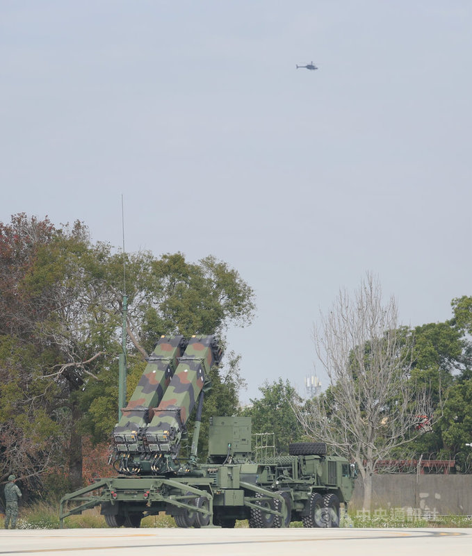 愛國者防空飛彈系統是國軍防空作戰重要武器系統,空軍愛國者飛彈連8日在台中空軍清泉崗基地執行動態演練,呈現愛國者系統的最小火力配置。中央社記者王飛華攝 114日1月8日