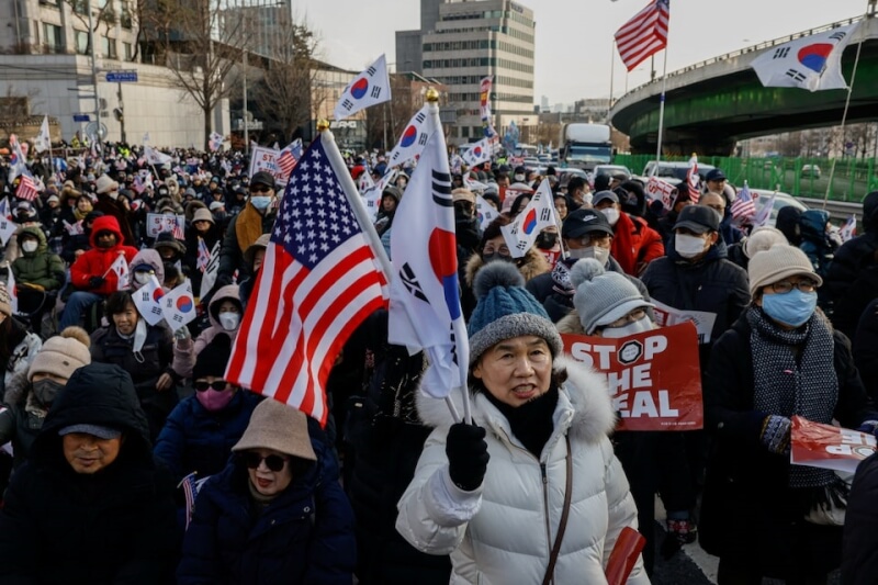 支持尹錫悅的民眾8日在總統官邸外聚集聲援。(路透社)