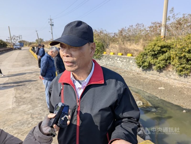 金門縣金沙鎮浦山里浦邊社區污水處理馬達故障，住戶雜排水溢流至水溝產生臭味，浦山里長周家才（前）9日受訪表示，馬達損壞2、3週，建議公部門成立技術小組接受維修訓練，購置足夠備品才能及時處理問題。中央社記者吳玟嶸攝  114年1月9日