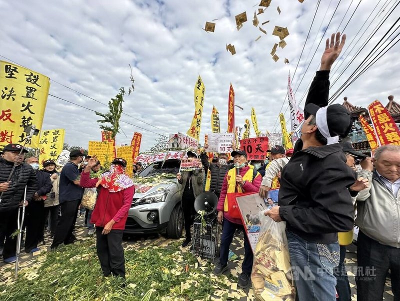 彰化縣政府9日上午舉辦火葬場說明會，二林芳苑反火葬場自救會要求撤案，並在說明會開始前先在場外唱牽亡歌、撒冥紙抗議。中央社記者鄭維真攝 114年1月9日