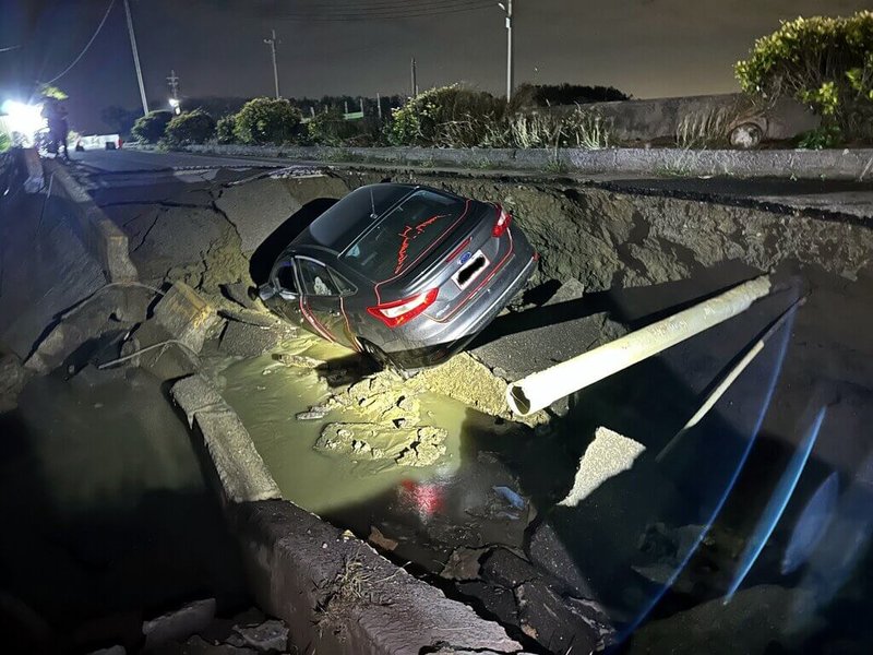 嘉義縣布袋鎮復興里一處漁塭旁水防道路路面坍塌，蘇姓男子8日晚間駕車經過，疑視線不佳跌落坑洞，幸好沒有受傷。（民眾提供）中央社記者黃國芳傳真  114年1月9日