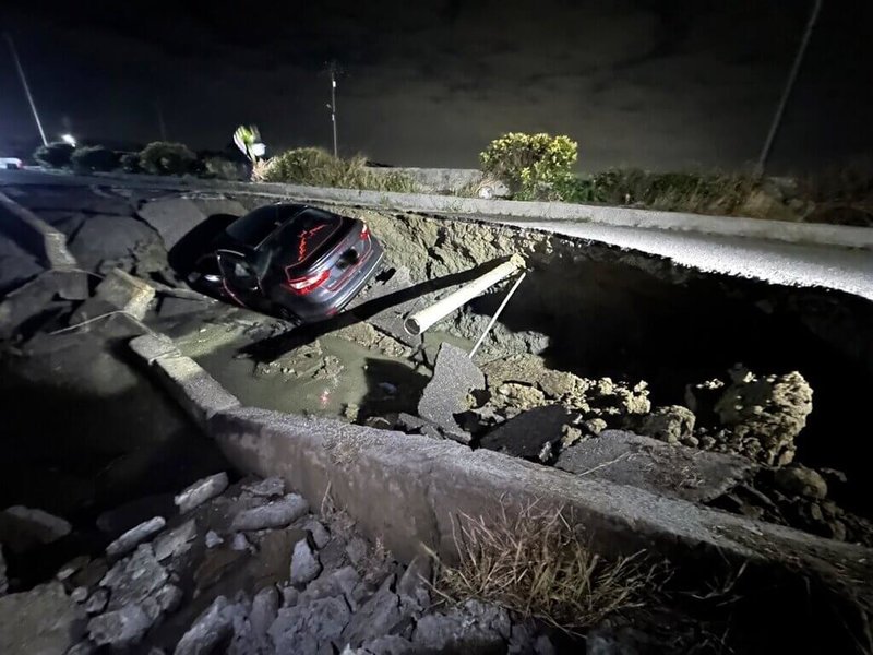 嘉義縣布袋鎮復興里一處漁塭旁水防道路路面坍塌,蘇姓男子8日晚間駕車經過,疑視線不佳跌落坑洞。(民眾提供)中央社記者黃國芳傳真 114年1月9日