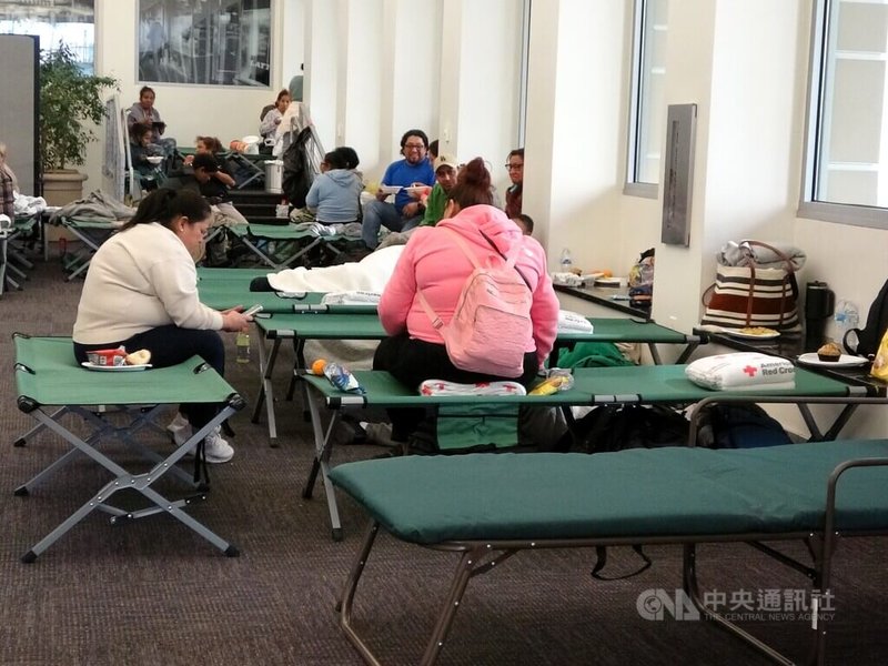 美國加州洛杉磯發生野火災情,巴沙迪納會議中心(Pasadena Convention Center)成為避難所,供災民過夜。中央社記者林宏翰洛杉磯攝 114年1月9日