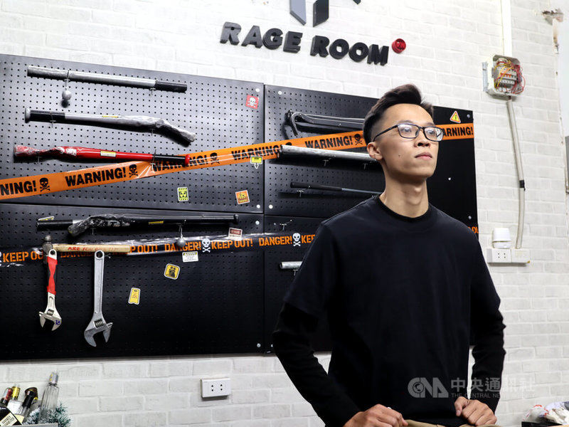 27歲的阮鴻清(圖)與小學同學阮文豪在越南首都河內市經營「憤怒屋」,希望民眾在摔東西的過程能意識與警覺到心中的壞情緒。中央社記者陳家倫河內攝 114年1月9日