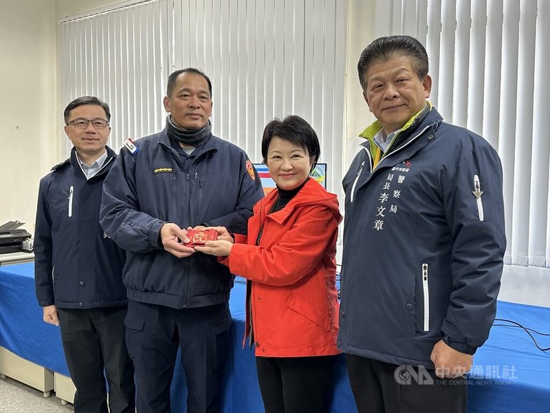 台中市長盧秀燕(右2)9日前往和平區視察「台中最偏遠派出所」勝光派出所,贈送小紅包,提前慰勞執勤員警。中央社記者趙麗妍攝 114年1月9日