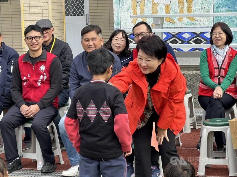 台中和平區平等國小是台中最偏遠學校,全校只有44名學生,是台中市迷你學校代表之一,市長盧秀燕(前右)9日前往視察,並與學生進行有獎徵答。中央社記者趙麗妍攝 114年1月9日
