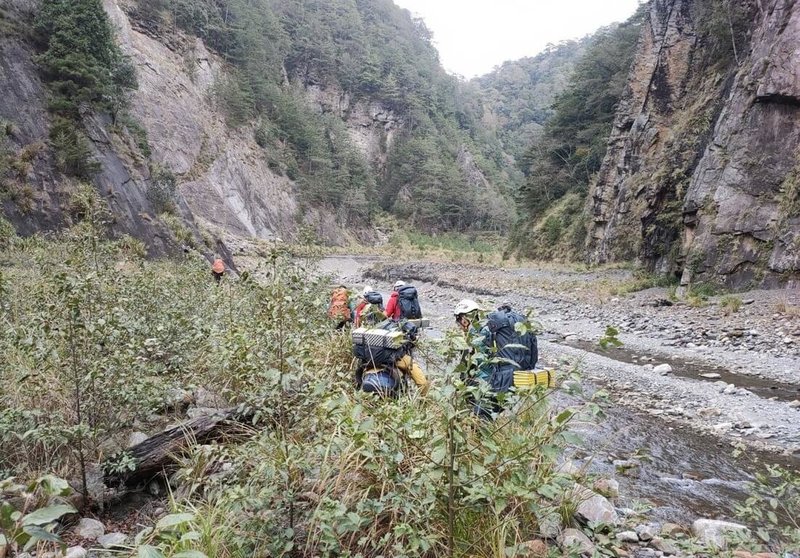 黃姓登山客日前獨自入山尋訪台灣最高巨木，卻在大鹿林道西線迷途受傷求援，苗栗縣消防局獲報會同相關單位入山搜救，並申請空勤直升機成功吊掛救援。（苗栗縣消防局提供）中央社記者管瑞平傳真  114年1月9日