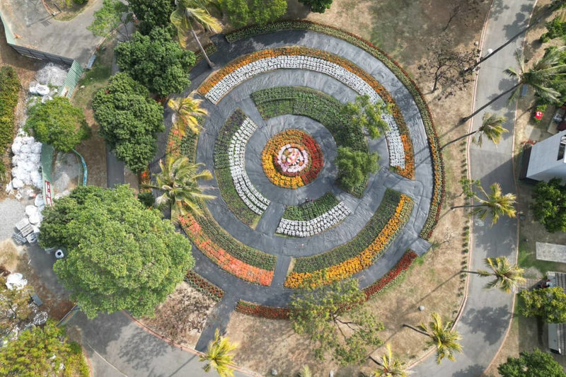台南市政府工務局在永康區永康公園入口處及戰車裝置旁,以台灣之光Bubble Tea七小福等意象設計,引領遊客進入層層疊疊花海世界,步入草坪中央,可見以永康公園荷花池打造的「荷花精靈」以及2025主題迷宮花海。(台南市政府提供)中央社記者楊思瑞台南傳真 114年1月9日