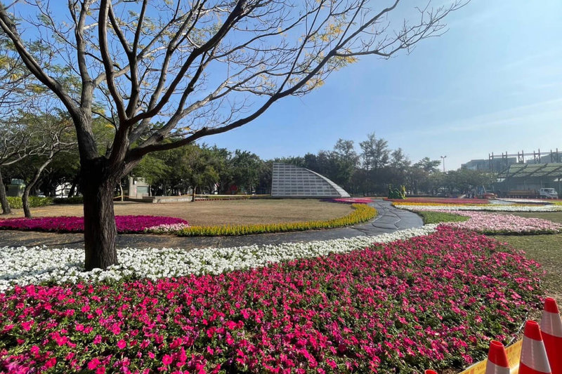 台南市政府利用新營區南瀛綠都心公園的中央大草坪，以紅、粉、黃、橘、藍、白、綠色系等草花，打造舒壓療癒的藝術花園，歡迎民眾走訪。（台南市政府提供）中央社記者楊思瑞台南傳真  114年1月9日