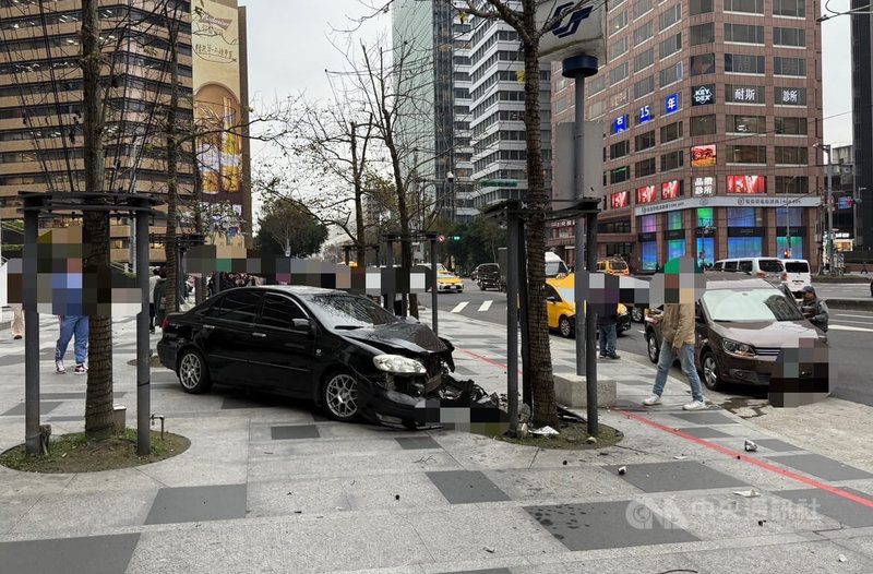 台北市信義區忠孝東路5段與基隆路口9日下午發生車禍，警方初步了解為62歲張姓男子開車欲右轉時不慎碰撞直行的謝姓男子座車，導致謝男車輛直衝人行道，所幸並未波及路人。（翻攝照片）中央社記者黃麗芸傳真  114年1月9日