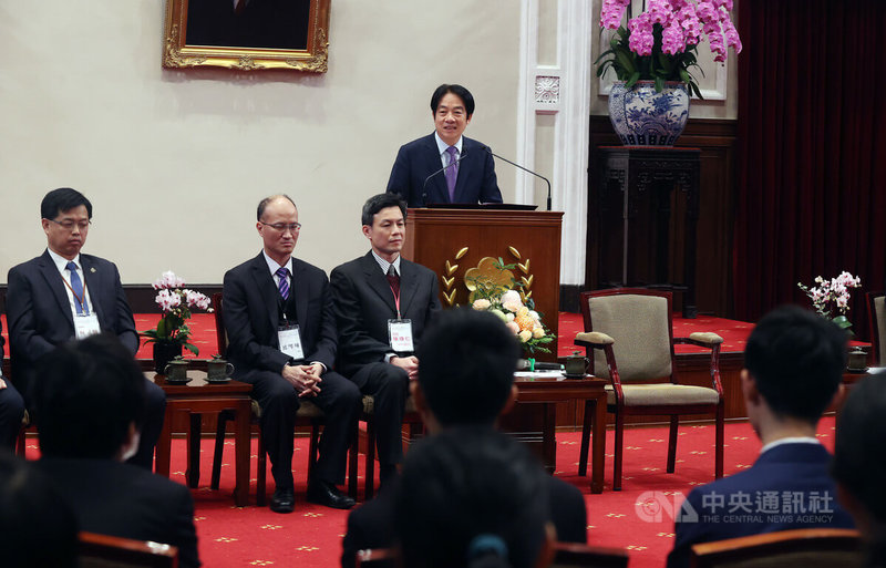 「2024年國際數理學科奧林匹亞競賽代表團」獲獎學生及指導教授代表9日下午赴總統府拜會總統賴清德（後中），賴總統致詞鼓勵學子持續培養、發揮自身專長，善用分析研究的科學精神，繼續為個人和台灣創造更豐碩的成果。中央社記者郭日曉攝  114年1月9日