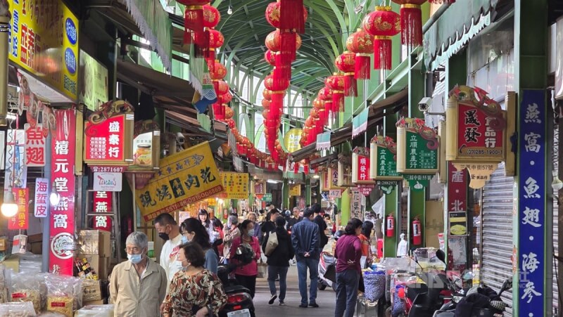 高雄年貨大街三鳳中街1月1日起全面禁菸,高市衛生局表示,違者最高可處新台幣1萬元。圖為三鳳中街9日逛街人潮。中央社記者董俊志攝 114年1月9日