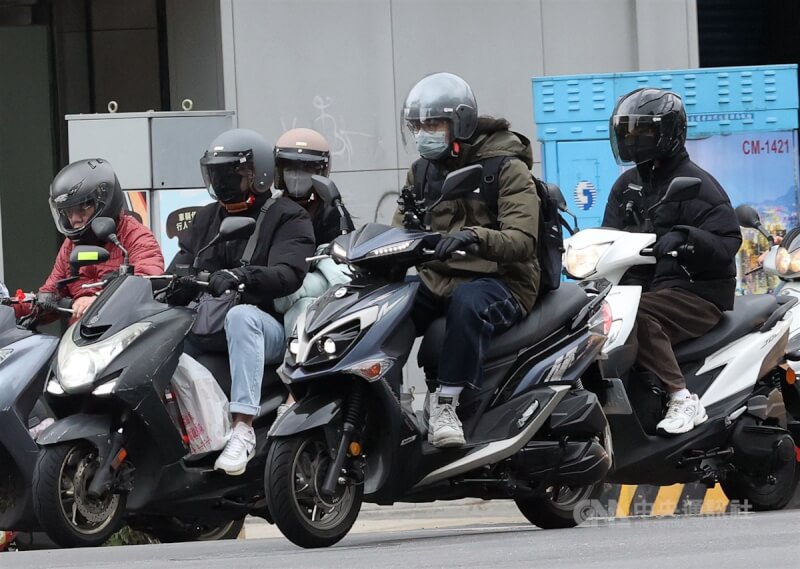 圖為北市文山區騎車民眾穿外套禦寒。中央社記者郭日曉攝 114年1月9日