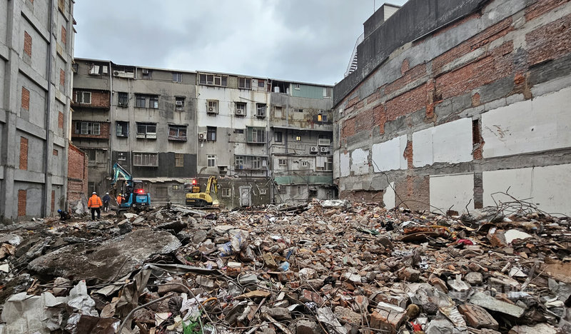 新北市三重區六張街一處重建案工程釀鄰損，造成兩旁公寓1棟倒塌、1棟拆除，9日現場已完成整平等作業，紅磚瓦礫遍布地面。中央社記者王鴻國攝  114年1月9日