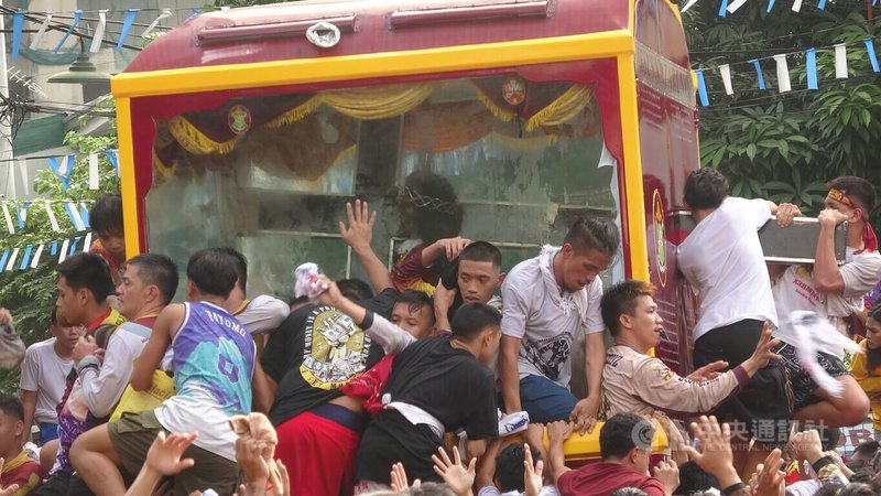 菲律賓天主教規模最大年度迎神賽會「黑拿撒勒人出巡」9日登場,神像自2024年開始裝上了強化玻璃框,不但保護歷史悠久的神像,也防範狂熱的信徒。中央社記者林行健馬尼拉攝 114年1月9日