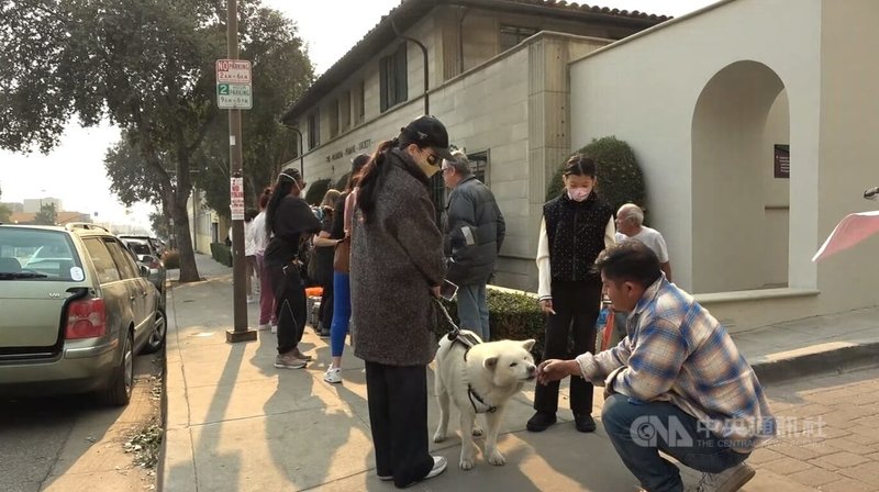 美國加州洛杉磯發生野火災情,動物救援組織「巴沙迪納人道協會」(Pasadena Humane)提供災民寄養寵物,出現排隊人龍。中央社記者林宏翰洛杉磯攝 114年1月9日