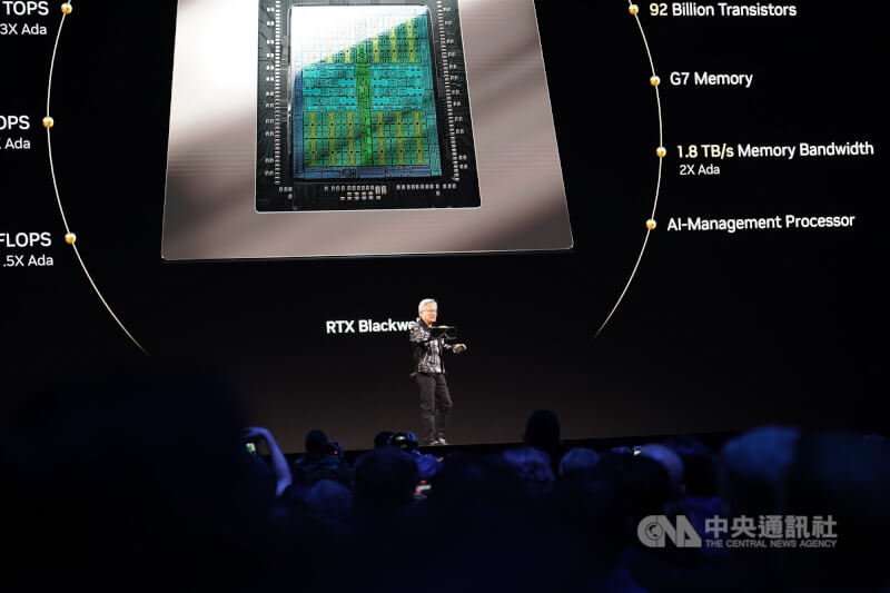 輝達執行長黃仁勳於CES發表RTX 50系列顯卡，採Blackwell架構。中央社記者張欣瑜拉斯維加斯攝 114年1月6日