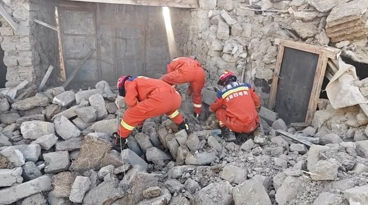 西藏日喀則市定日縣強震截至9日上午6時，已造成126人遇難，受災民眾達6.15萬人。圖為救難人員7日在廢墟中搜救。（Tibet Fire and Rescue/Handout via 路透社）