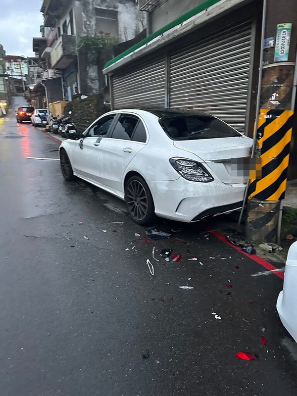 邱姓男子等人8日凌晨開車衝撞停在基隆市通仁街民宅前的白色轎車（圖）後，又撞破民宅鐵捲門，10餘名男子持棍棒進入屋內叫囂，並砸毀屋內物品，警方循線逮捕邱男等共5嫌，初步了解疑為債務糾紛。（張秉鈞提供）中央社記者王朝鈺傳真  114年1月9日