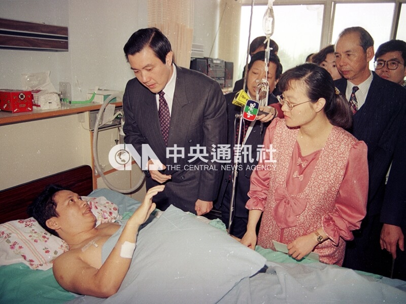 法務部長馬英九(左)到高雄陸軍八○二總醫院探視遭歹徒槍擊重傷,住院治療的高雄地檢署檢察官張金塗。中央社記者程啟峰攝 84年1月24日