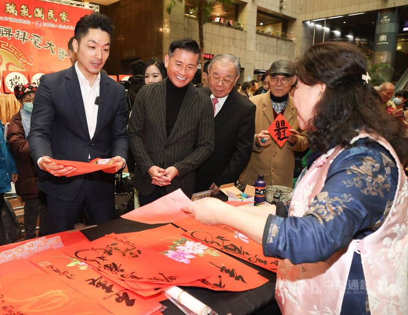 「台北迎春暖 瑞氣滿民家」乙巳迎新春聯揮毫大會9日在台北市政府中庭舉行， 台北市長蔣萬安（前左）、台北市議會議長戴錫欽（前左2）出席，欣賞與會書法家現場揮毫寫春聯的作品。中央社記者謝佳璋攝　114年1月9日