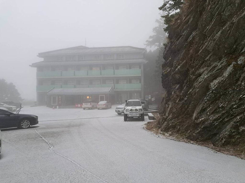 強烈大陸冷氣團影響搭配水氣,合歡山10日凌晨起陸續下冰霰,合歡山松雪樓前方廣場有明顯積雪結冰。(林業及自然保育署南投分署提供)中央社記者蕭博陽南投縣傳真114年1月10日