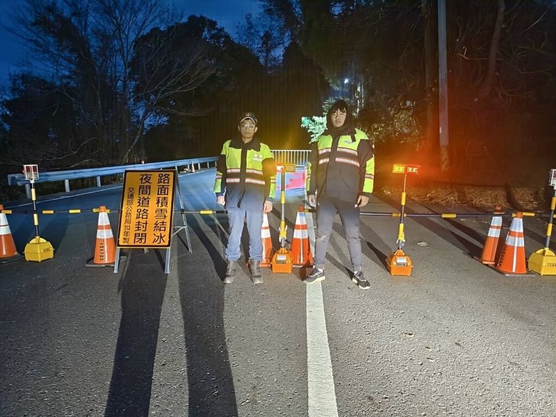 交通部公路局表示，台14甲線高海拔路段有局部路面結冰及固態降水機率，10日入夜至11日清晨採預警性封閉翠峰至大禹嶺路段，車輛只出不進。圖為翠峰管制點。（交通部公路局提供）中央社記者蕭博陽南投縣傳真 114年1月10日