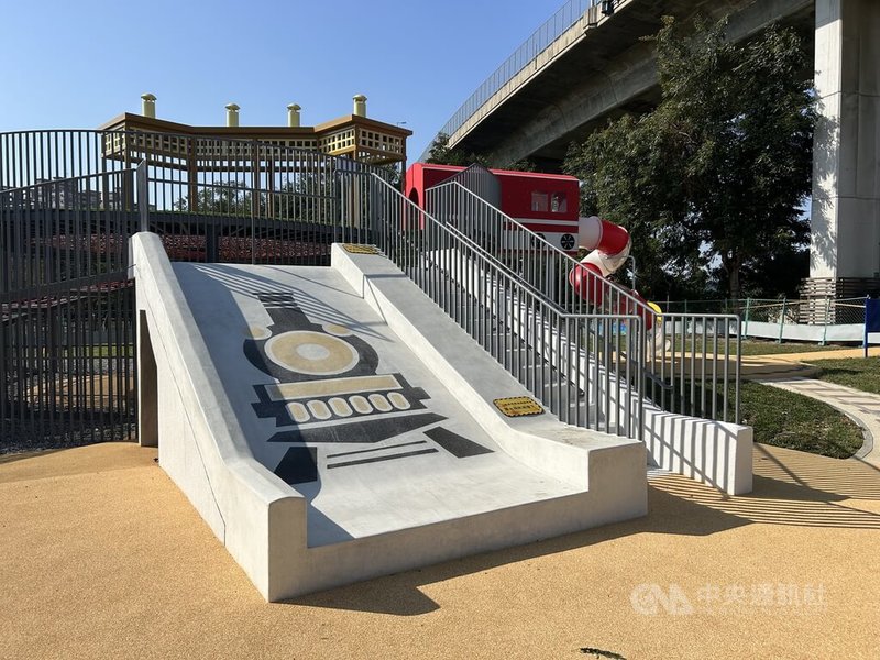 彰化景觀公園最近新增火車造型主題式遊樂場，蒸汽火車溜滑梯加上扇形車庫隧道吸睛，已有家長詢問何時開放，市公所10日表示，預計17日開放民眾遊玩。中央社記者吳哲豪彰化攝  114年1月10日