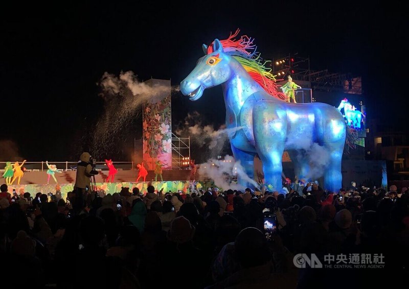 紙風車劇團10日晚間在嘉義市推出客家大戲「雨馬」，儘管天氣低溫寒冷，仍吸引滿場親子觀眾一同欣賞演出。中央社記者黃國芳攝  114年1月10日