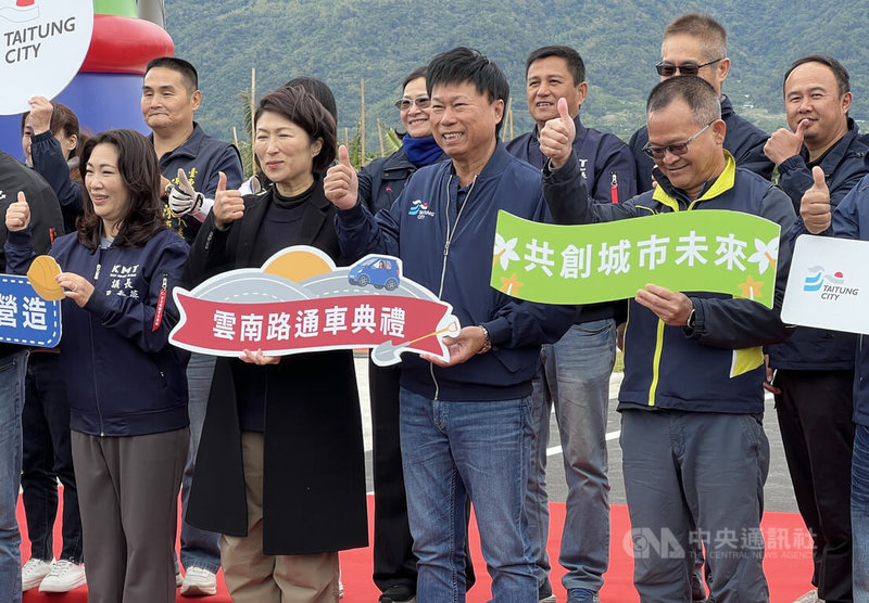 台東縣長饒慶鈴（前左2）率團訪問中國大陸，未事先報備4日與中國國台辦主任宋濤的會晤惹議。饒慶鈴10日出席台東市雲南路通車典禮時受訪表示，落地後才知道這行程。中央社記者盧太城台東攝  114年1月10日