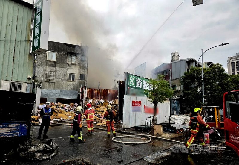 新北市三重區泉州街一處資源回收場10日下午發生火警，室外堆置物品起火燃燒，竄出陣陣白煙，消防獲報馳援，環保局則持續監控空氣品質變化。（翻攝畫面）中央社記者黃旭昇新北市傳真  114年1月10日