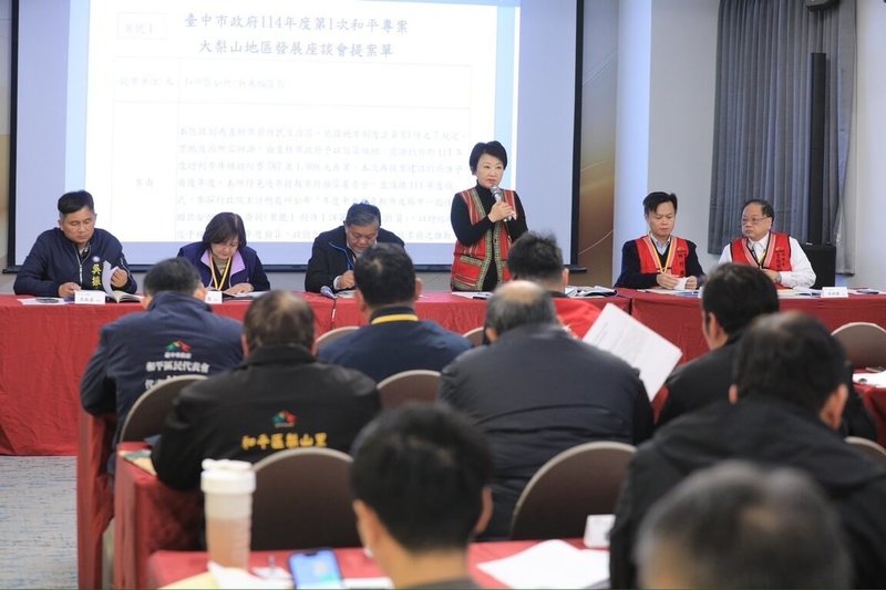 台中市長盧秀燕（後右3）8日率市府團隊到和平區舉辦「大梨山地區發展座談會」，聆聽地方建言。會中多名民代關切台電「大甲溪光明抽蓄水力計畫」施工對當地交通與環境影響，儘管該案不須經過地方審查，仍盼市府協助向中央反映。（台中市政府提供）中央社記者郝雪卿傳真  114年1月10日