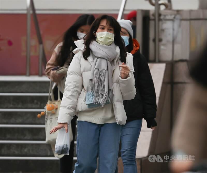 受強烈大陸冷氣團影響，10日各地早晚寒冷，白天北台灣高溫只有攝氏12至14度。圖為台北市中正區民眾穿外套、戴圍巾禦寒。中央社記者謝佳璋攝 114年1月10日