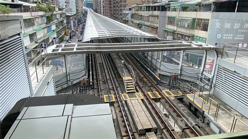 國民黨新北市議員黃心華建議，市府對捷運既有橋梁、往後公共工程特殊橋樑結構的耐震能力，應更嚴謹把關。圖為從環狀線板新站高處俯瞰軌道現狀。（中央社檔案照片）