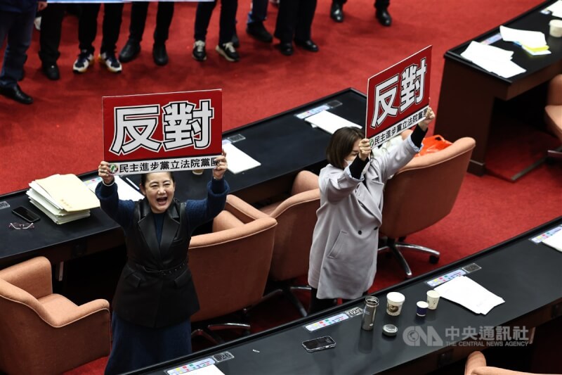 立法院10日記名投票表決行政院針對憲法訴訟法修法所提覆議案,藍白挾人數優勢否決覆議案。開票結束後,民進黨立委吳思瑤(左)與賴惠員(右)高舉反對牌並喊反對違憲。中央社記者翁睿坤攝 114年1月10日