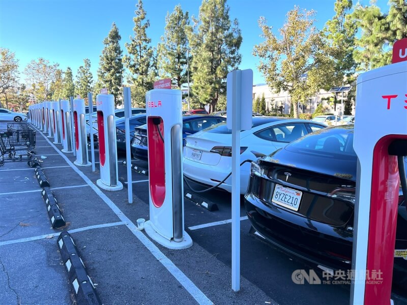 電動車大廠特斯拉（Tesla）在全美設有約2000處「超級充電站」（Supercharger stations），圖為洛杉磯一處超級充電站。（中央社檔案照片）