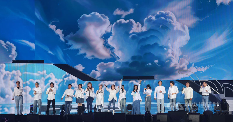 「民歌50高峰會」台北場10日晚間在台北小巨蛋舉行首場演出,15名歌手攜手為歌迷送上超過50首經典歌曲。中央社記者王飛華攝 114年1月10日