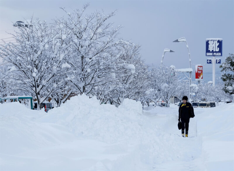 山形縣鶴岡市街道10日被厚重積雪覆蓋。（共同社）