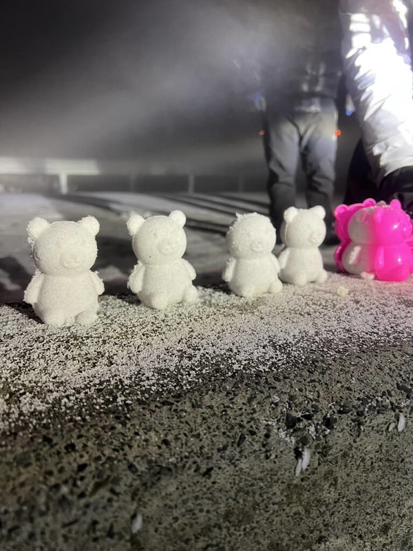 強烈大陸冷氣團影響搭配水氣,合歡山10日凌晨起陸續下冰霰,網路社團「台灣追雪團」成員不懼低溫,徹夜在海拔3275公尺合歡山武嶺等雪,並用冰霰堆起小雪人。(台灣追雪團江文正提供)中央社記者蕭博陽南投縣傳真114年1月10日