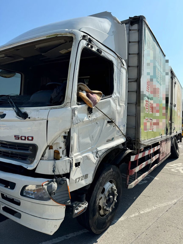 國道1號南下田尾路段10日中午發生車禍意外，廖姓男子駕駛的大貨車先追撞停在路肩的拖吊車後翻車，後方小貨車閃避不及撞上，廖男左手骨折送醫幸無大礙，車禍發生原因及責任歸屬仍在調查中。（國道警方提供）中央社記者吳哲豪傳真  114年1月10日