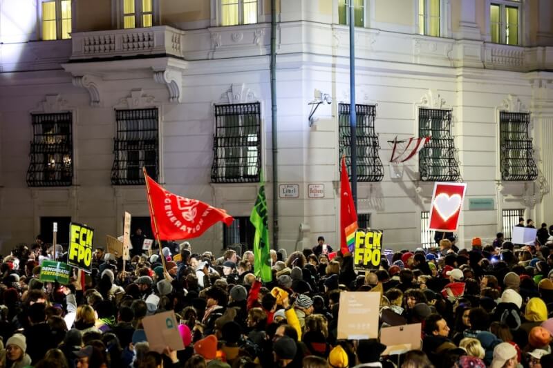 許多奧地利民眾9日在全國各地發動示威，抗議極右翼自由黨可能掌權。（路透社）